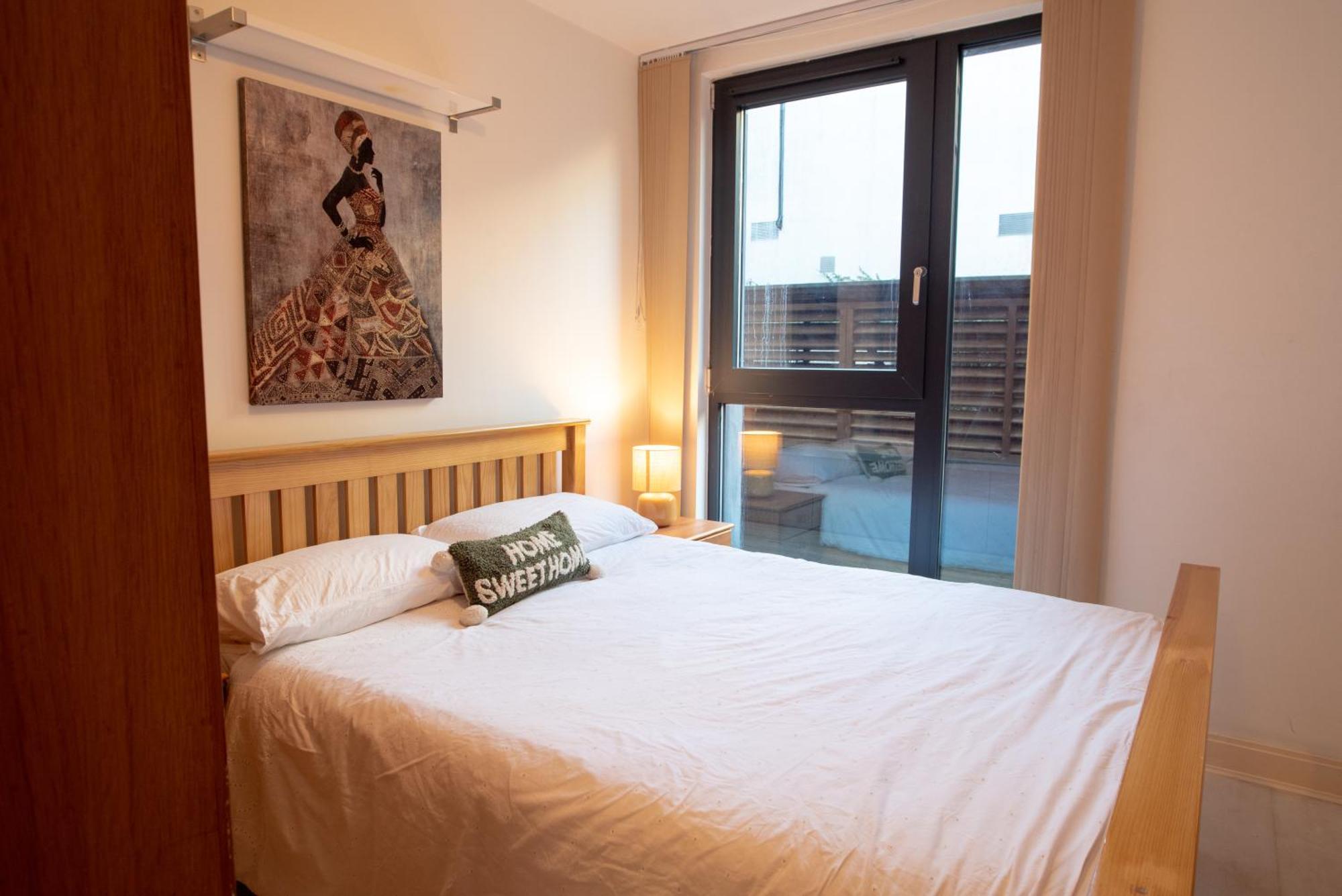 Two-Bedroom Luxury Apartment With Workspace, Free Secure Parking & Coffee Бирмингем Экстерьер фото