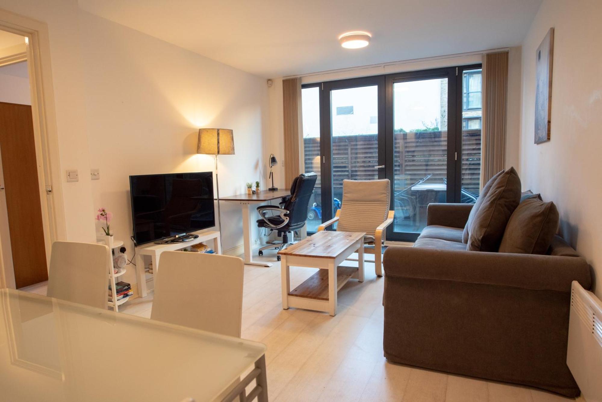 Two-Bedroom Luxury Apartment With Workspace, Free Secure Parking & Coffee Бирмингем Экстерьер фото