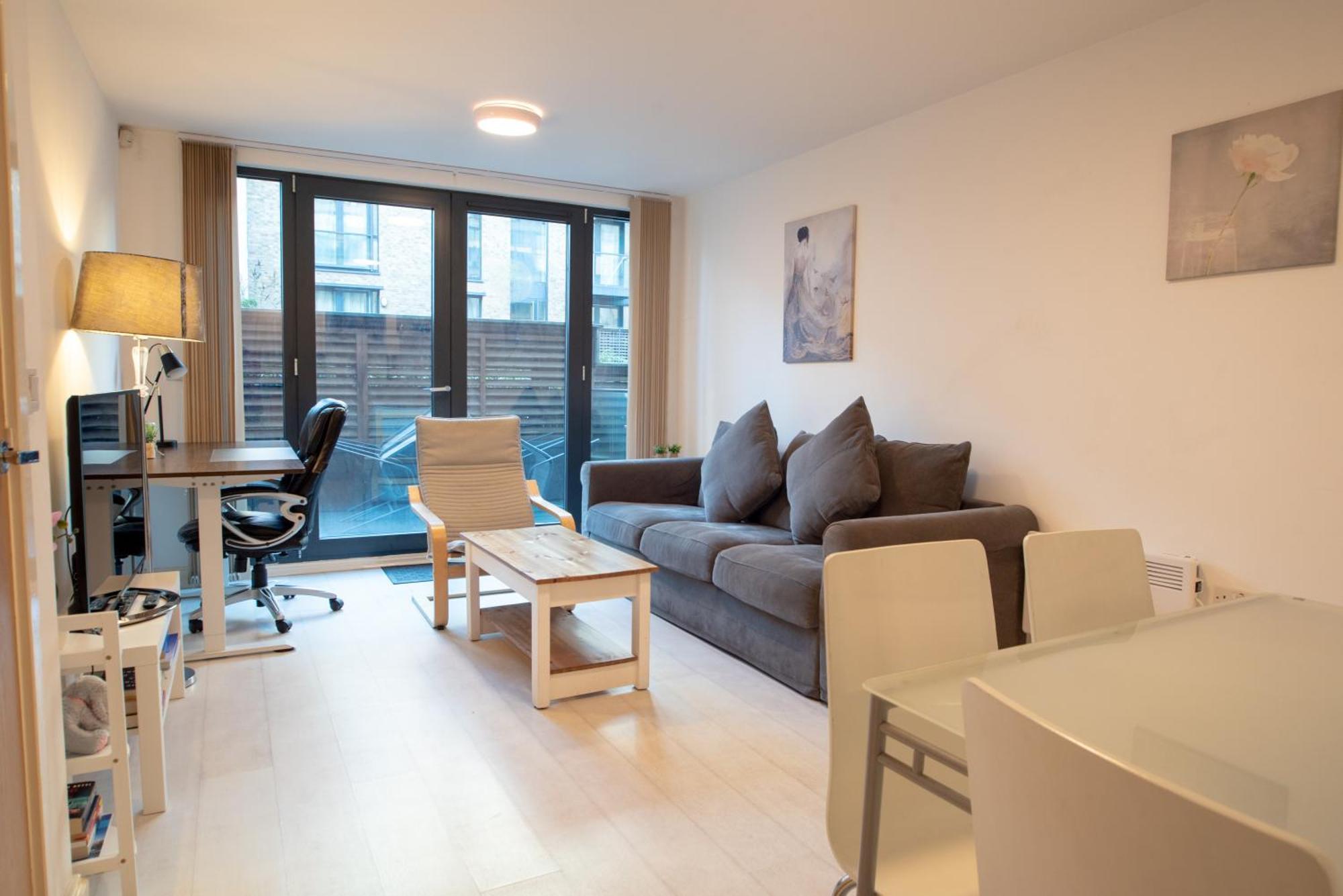 Two-Bedroom Luxury Apartment With Workspace, Free Secure Parking & Coffee Бирмингем Экстерьер фото